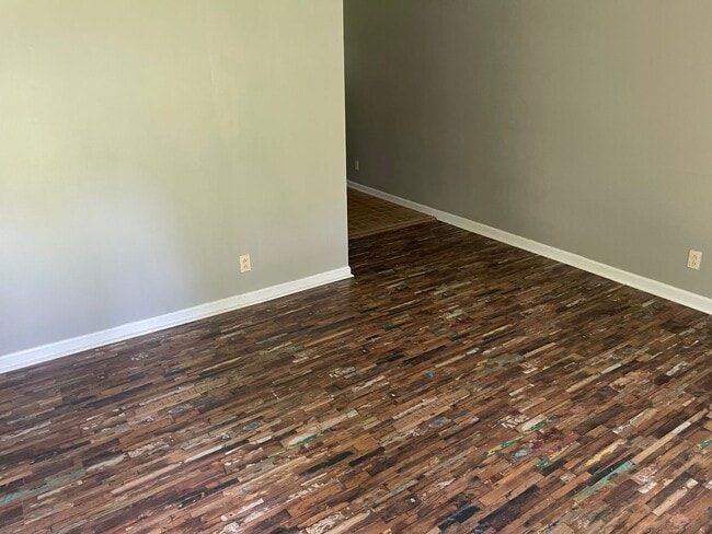 Building Photo - 3 Bedroom/1 Bath Duplex