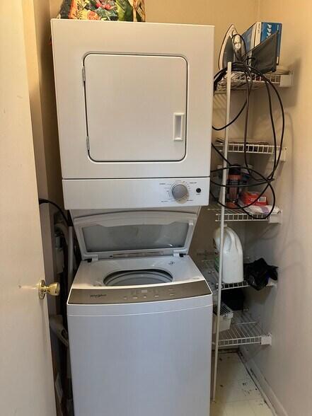 Building Photo - 1637 Oakwood Dr