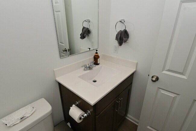 Building Photo - "Spacious 5-Bedroom Retreat with Luxurious Quartz Countertops & Fireplace on Deerberg Drive!"