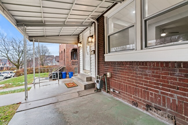 Building Photo - 5905 Hobart St