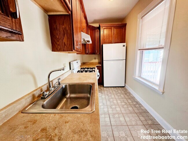 Building Photo - 243 Callender St