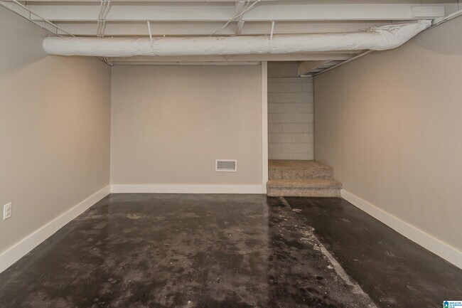 Building Photo - 615 Broadway St