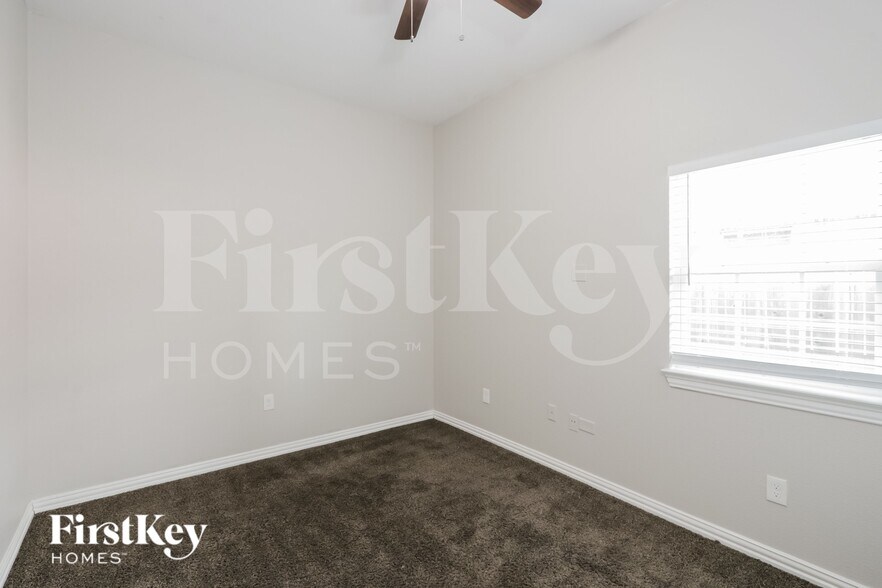 Building Photo - 1633 Mockingbird Ln