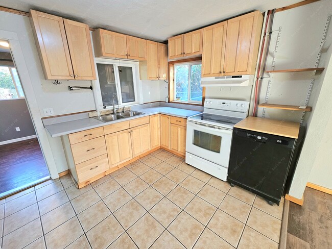 Building Photo - 5660 SE 125th Ave