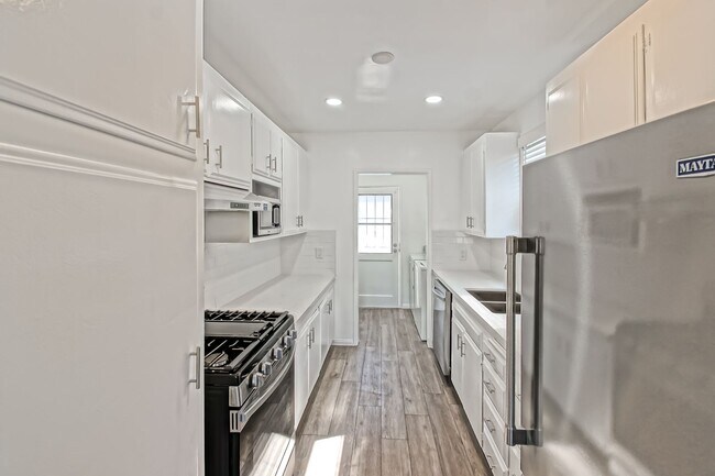 Building Photo - REMODELED, BRIGHT & AIRY 3BR2BA HOME W/ DETACHED GARAGE, CHARMING FRONT PORCH/YARD & HUGE REAR YA...