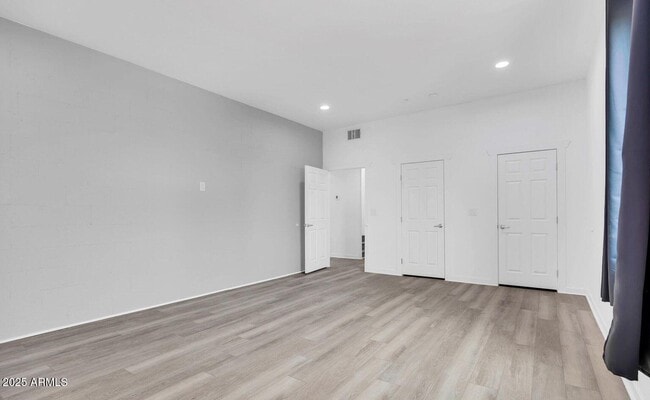 Building Photo - 832 S Farmer Ave