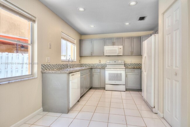 Building Photo - 9965 SW 155th Ct