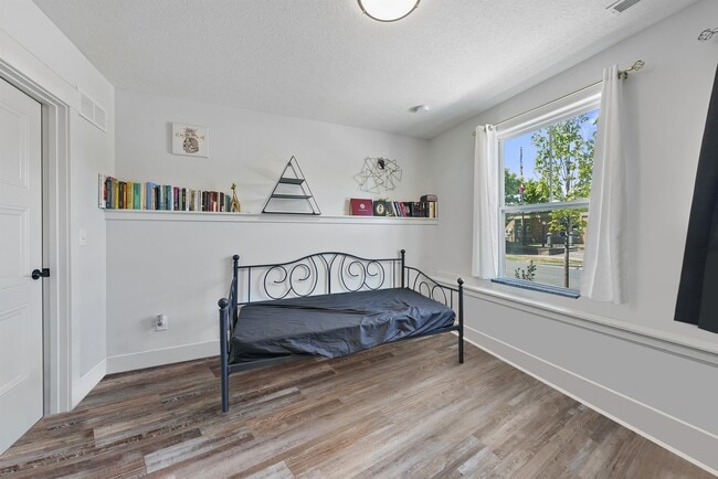 Building Photo - 1436 Indianola Ave