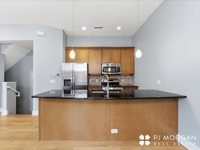 Building Photo - 2 Bedroom, 2 Bathroom Townhouse - Available Immediately