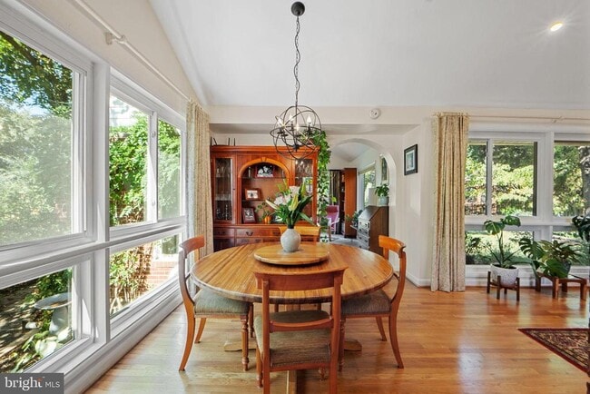 Building Photo - 5929 Avon Dr