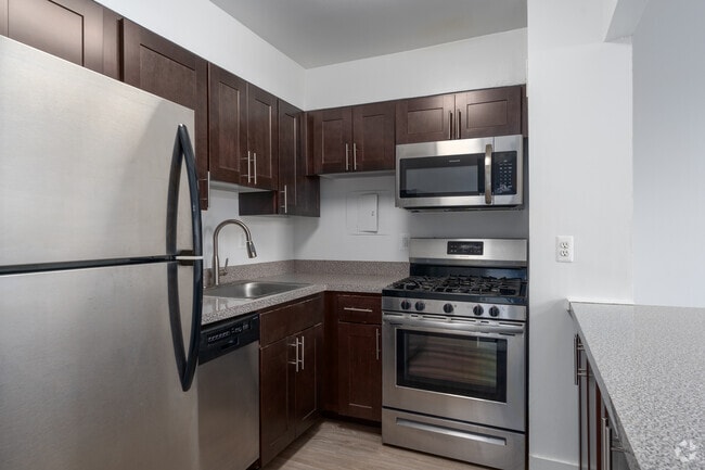 1BR, 1BA - 665SF Kitchen - Courtside Square Apartments