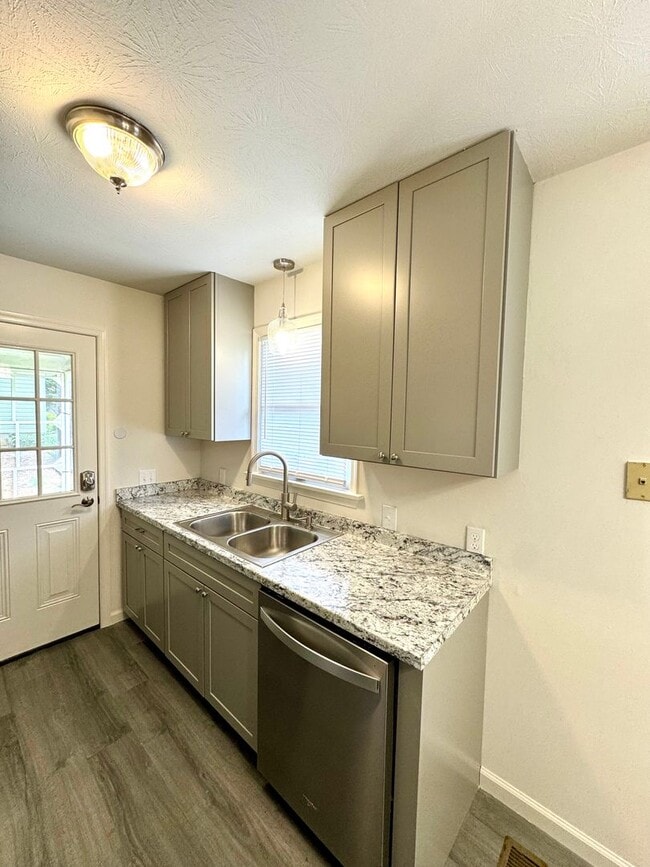 Building Photo - Single Family Home for Rent in Dayton