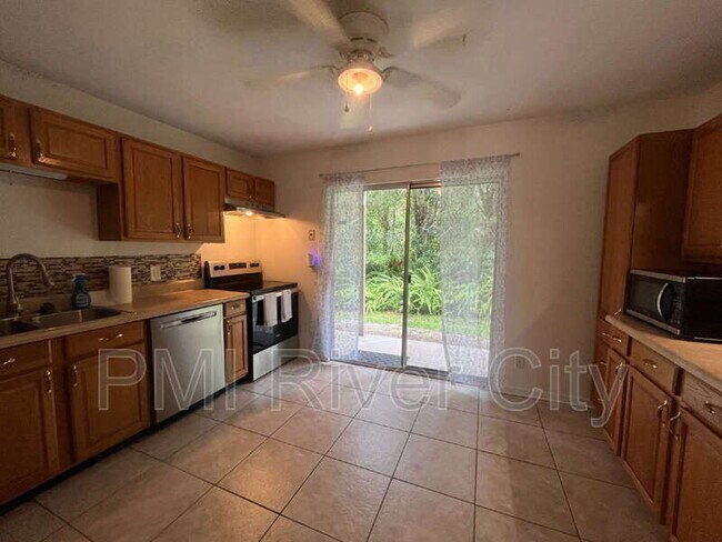 Building Photo - 2300 Twelve Oaks Dr