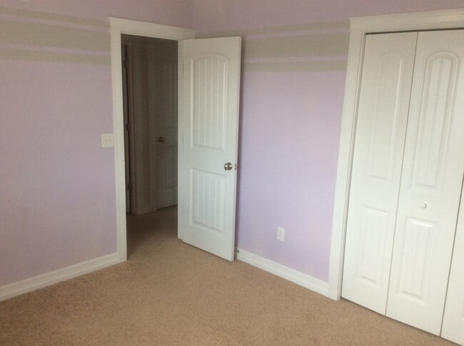 Building Photo - 5 BEDROOM, 4 BATHROOM TOWNHOUSE WITH 2 CAR...