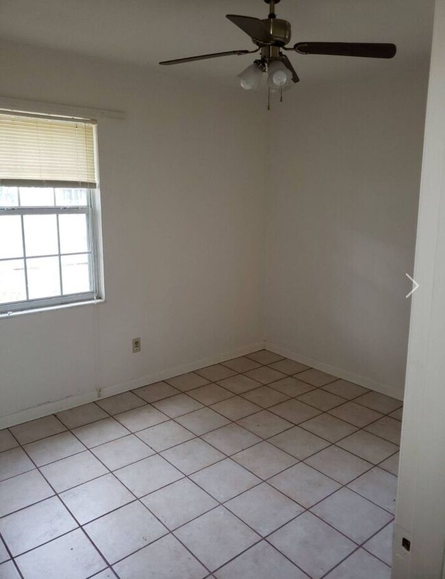 Building Photo - 4bedrooms 1.5 baths Single Family Home in ...