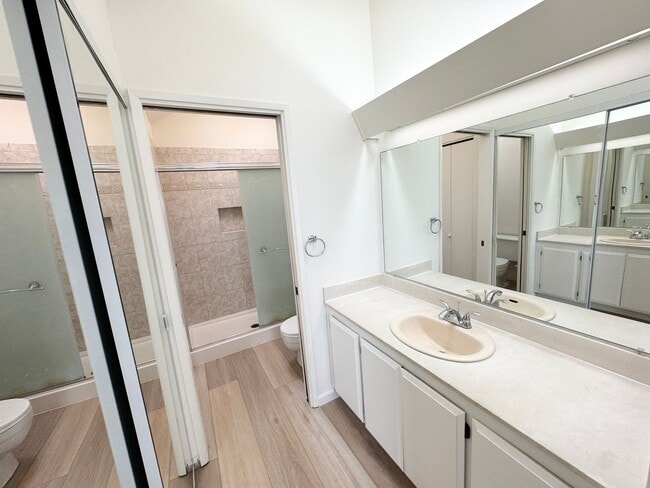 Building Photo - Great Shape Townhome in Pleasanton with shared driveway