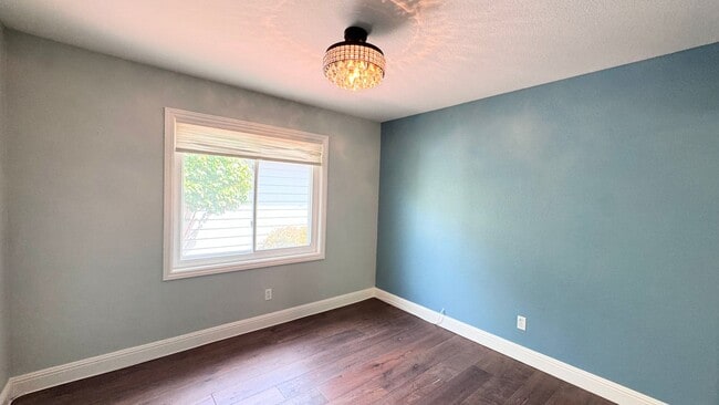 Building Photo - Upgraded 2 bedroom with bonus room