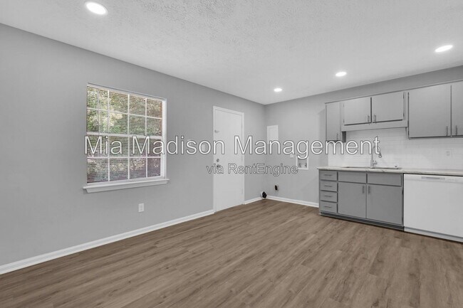 Building Photo - 111 E Mell St
