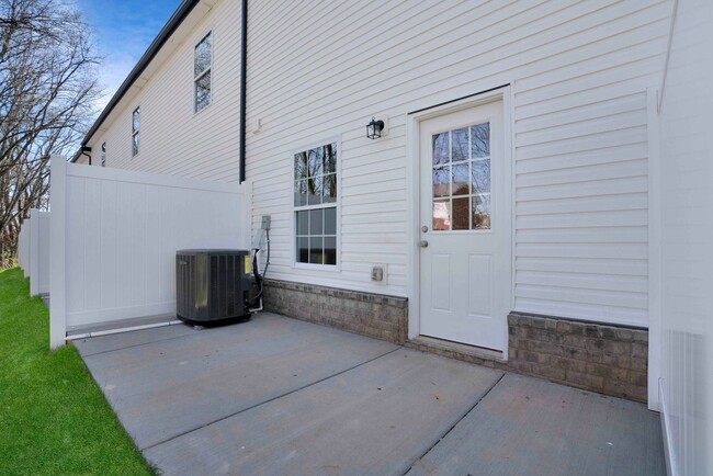 Building Photo - 15 Highland Blf Wy