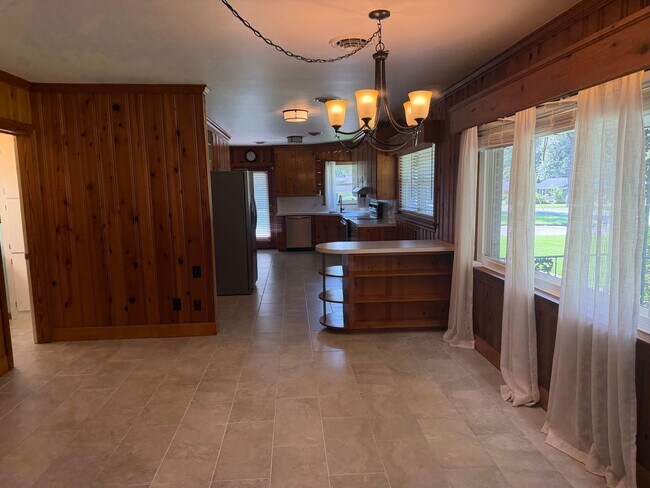 Building Photo - 302 Oak Dr