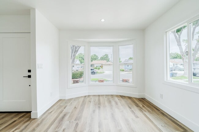 Building Photo - 7020 Schroll St