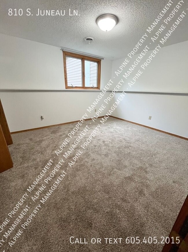 Building Photo - 810 S Juneau Ln