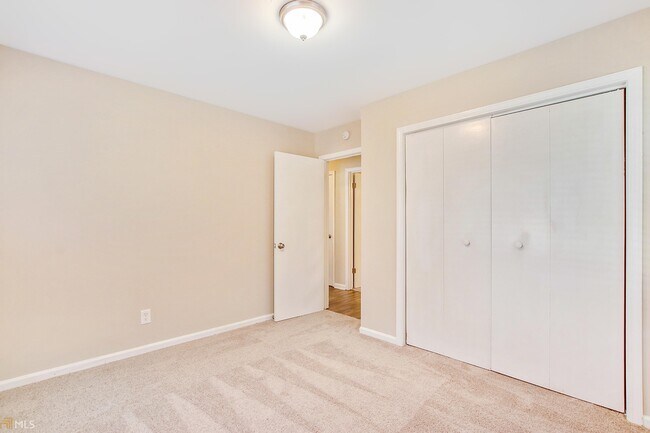 Building Photo - 3661 Collins Dr