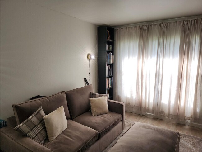 Building Photo - 10004 Winding Lake Rd