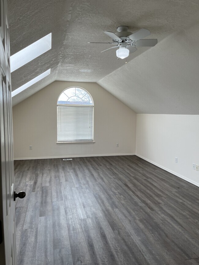 Building Photo - 2134 E Dworshak Dr