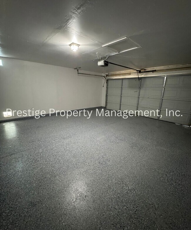 Building Photo - Newly Remodeled Southwest Gem W/ Pool
