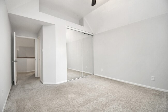 Building Photo - 60 Lakeridge Ct