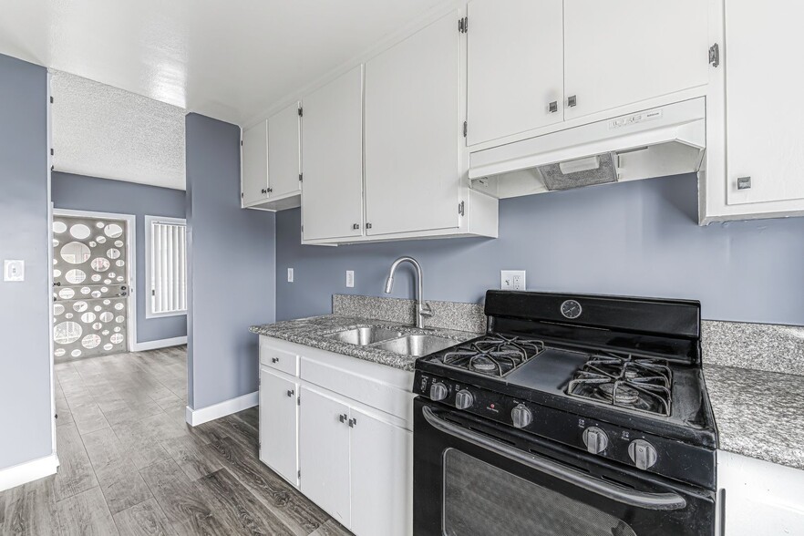 Building Photo - 210 E 29th St