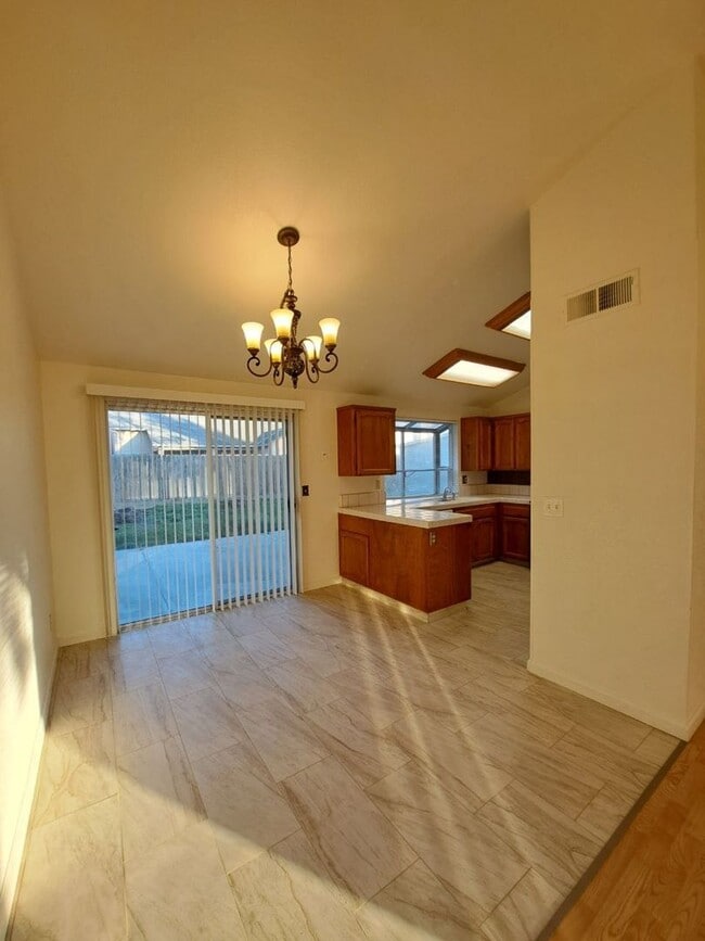 Building Photo - Charming Fresno Home with Beautiful Curb Appeal!