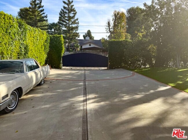 Building Photo - 6231 Royer Ave