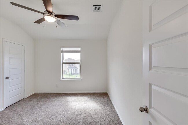 Building Photo - 105 Clematis Ct