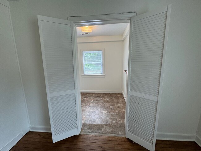Building Photo - Central Asheville - Renovated Bungalow!