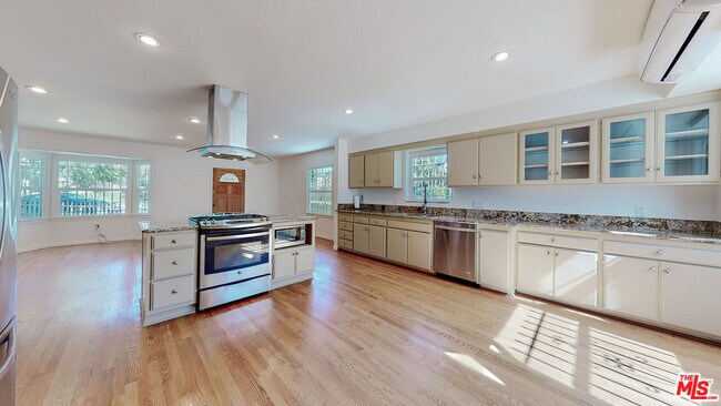 Building Photo - 1107 S Bundy Dr