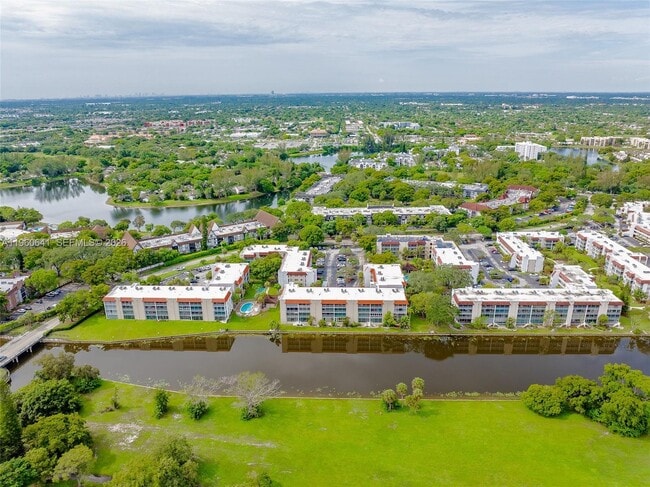 Building Photo - 3581 Inverrary Dr