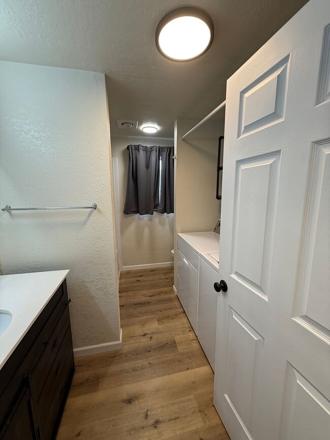 Building Photo - Beautifully renovated 2 bed/1 bath