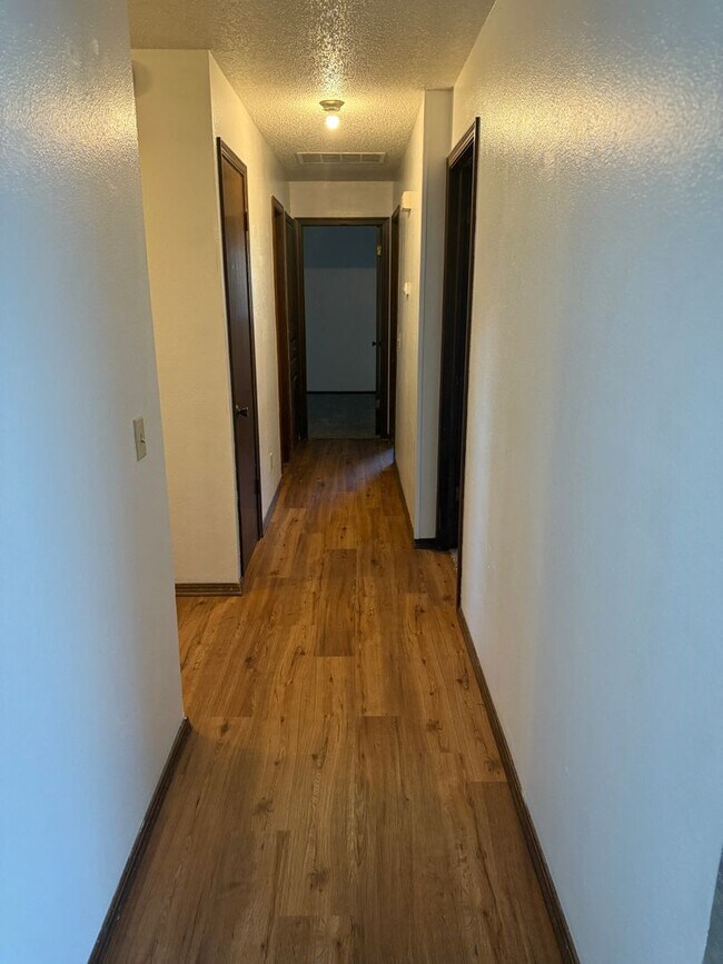 Building Photo - For Rent - Charming 3 bedroom home in Yukon!