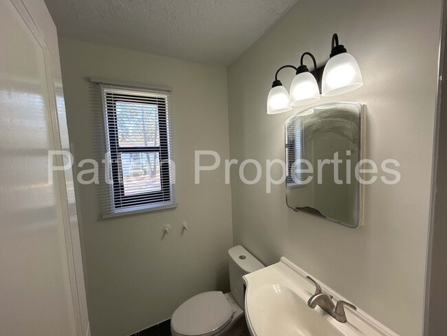 Building Photo - Hampton Hills Condo