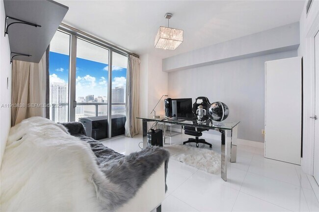 Building Photo - 495 Brickell Ave