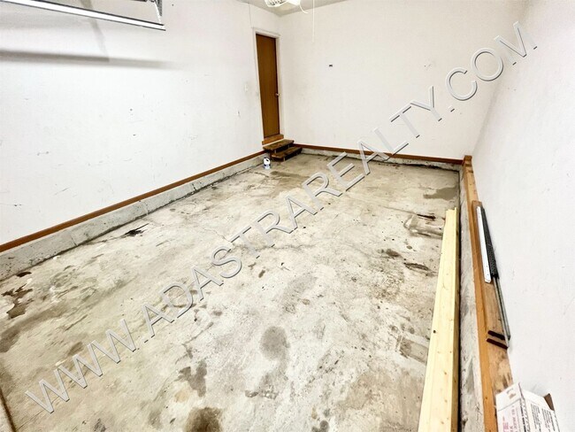 Building Photo - Spacious Gardner Duplex-Available NOW!!