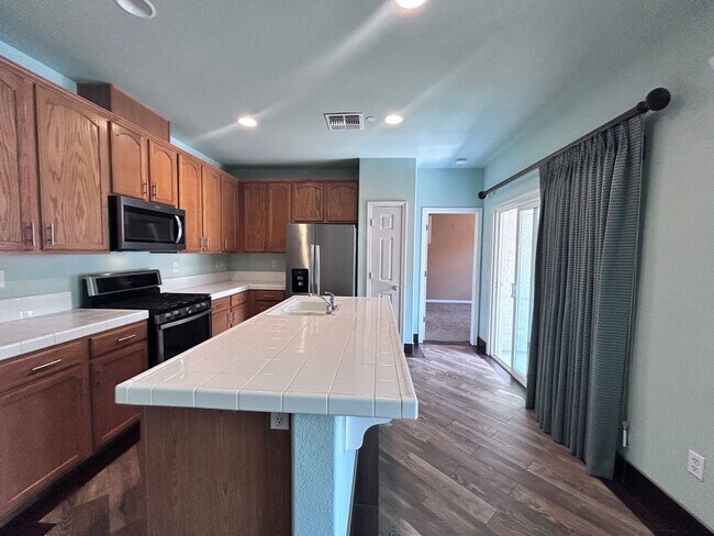 Building Photo - Welcome to our beautiful 2 bedroom 2 bathroom Condo in Folsom, CA!