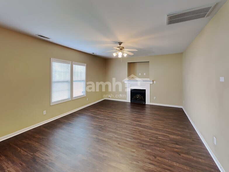 Building Photo - 813 S Hollybrook Rd