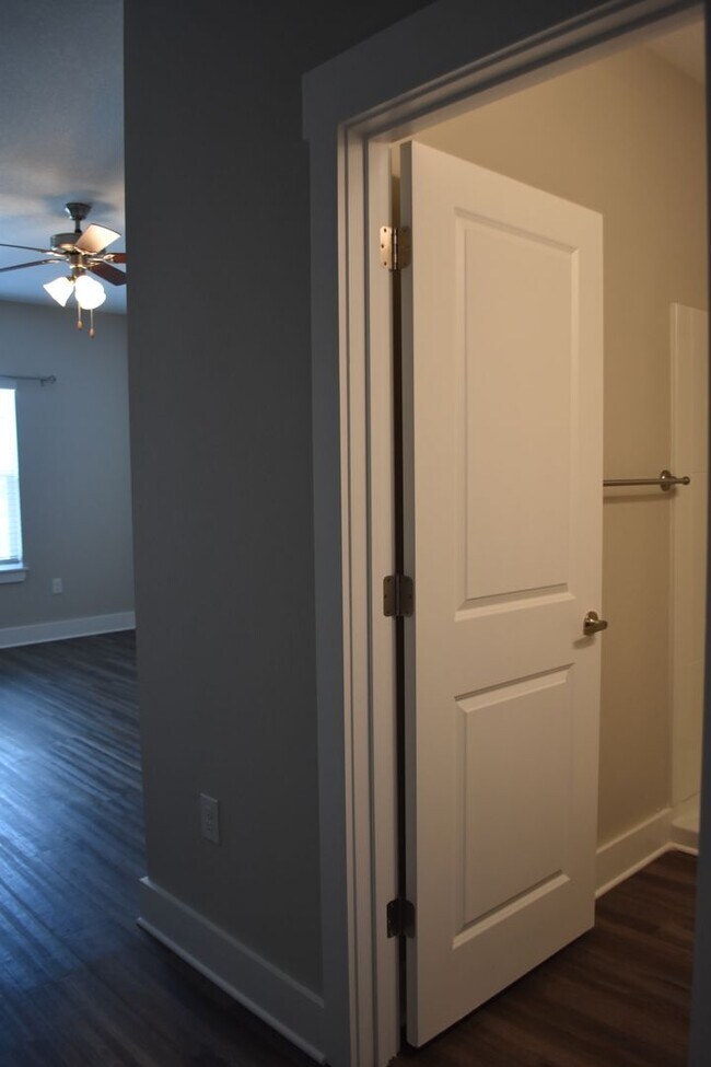 Building Photo - Available June 1 Three Bedroom Townhouse a...