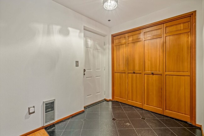 Building Photo - Large 2 Bedroom in Queen Anne * Utilities/ Parking Included*