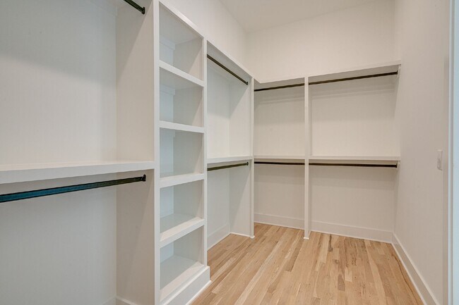 Building Photo - LIKE NEW - Beautiful 4 or 5 BR in Lockelan...