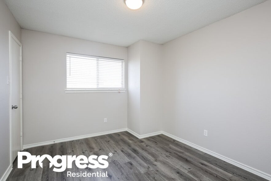 Building Photo - 308 S Waterford Oaks Dr