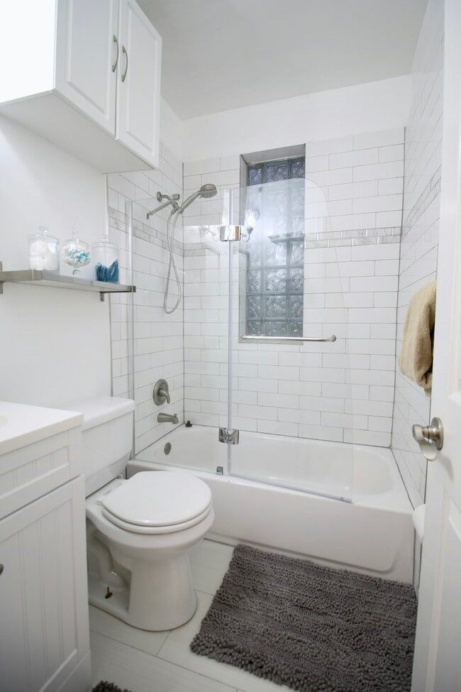 Building Photo - 1423 E Street NE, Unit First Floor